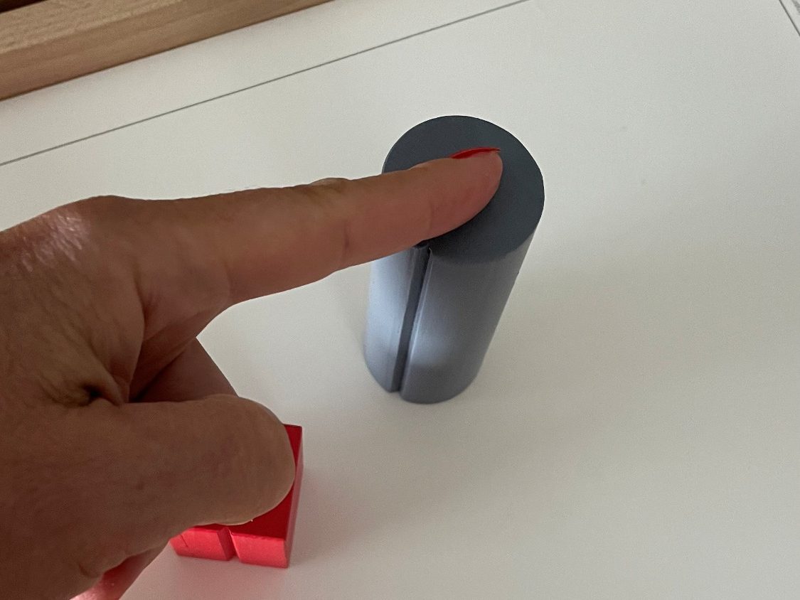 Hand berührt den Fokus Darstellung der Arbeit mit dem Aufstellungsarbeitskoffer