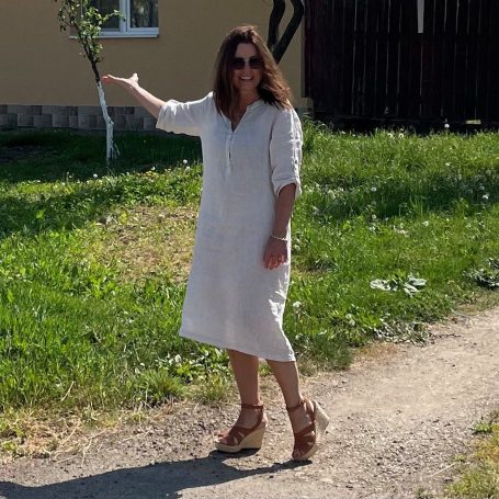 Henriette Ruhland im Freien Henriette Ruhland auf einem Weg im Grünen