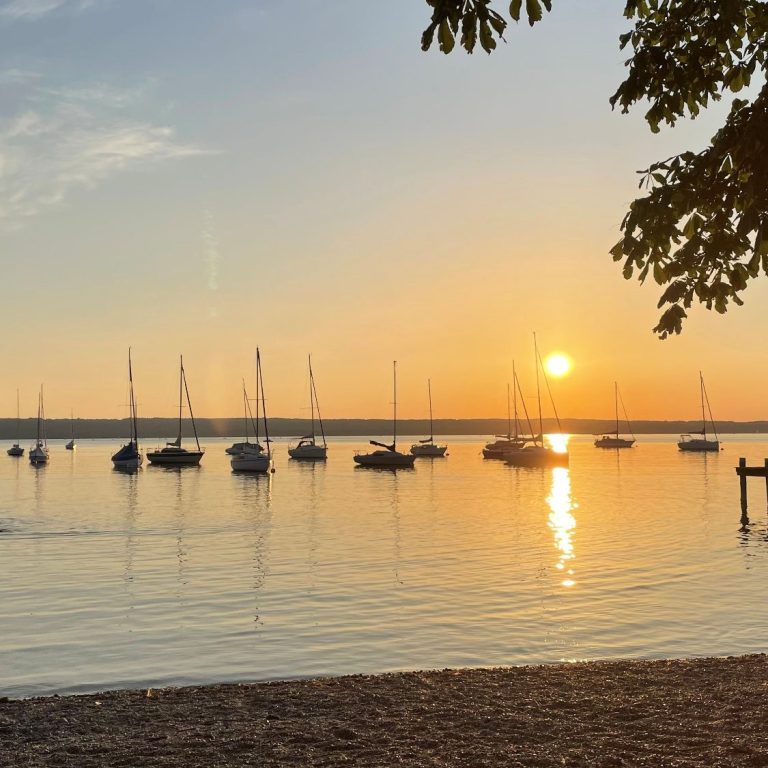 Sonnenuntergang über einer weiten Landschaft als Symbol für Hoffnung, Weite und neue Perspektiven